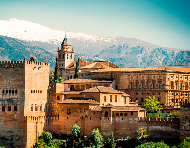 La Alhambra de Granada con Sierra Nevada al fondo