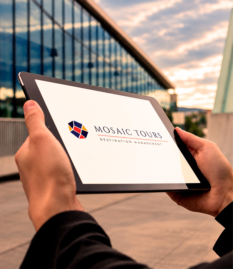 Tablet con el logotipo de Mosaic Tours, DMC en España