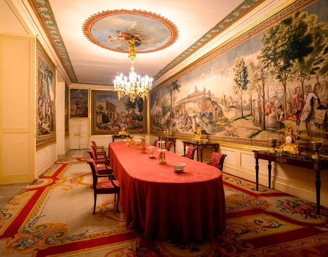 Salón histórico del Palacio Real de Madrid con tapices