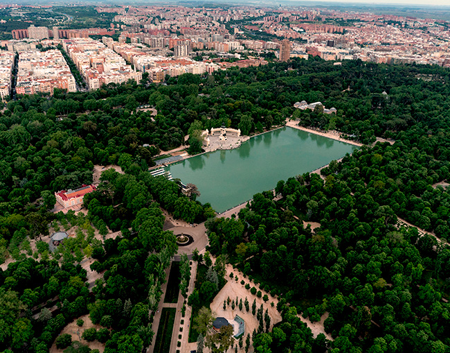 Vista aérea del Parque del Retiro y el Estanque Grande de Madrid