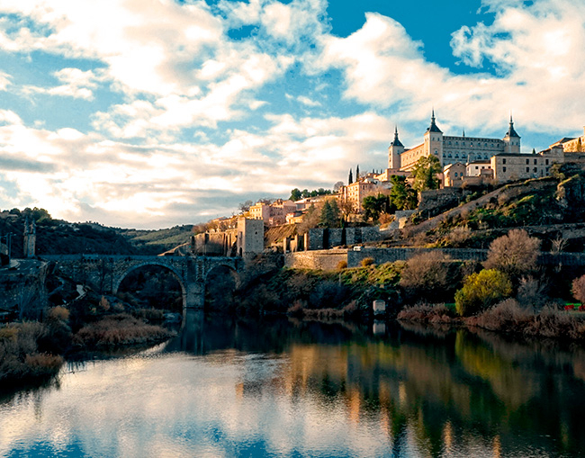 Vista de Toledo junto al río Tajo y el Alcázar