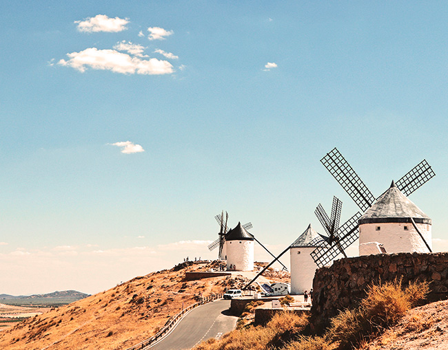 Molinos de viento en el paisaje de La Mancha
