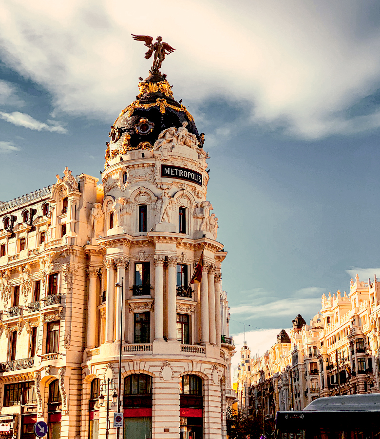 Vista del Edificio Metrópolis en la Gran Vía de Madrid, ciudad base de los servicios de Mosaic Tours.